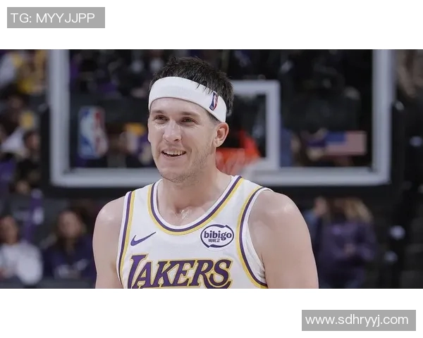 高开低走!里夫斯下半场7中1,全场14中6贡献16分7助攻